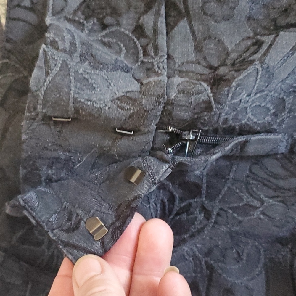 Smart set Black Embossed shorts size 16 - Picture 3 of 4